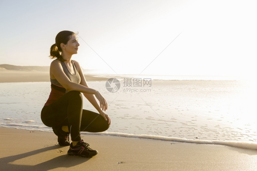海边度假做瑜伽的女子图片