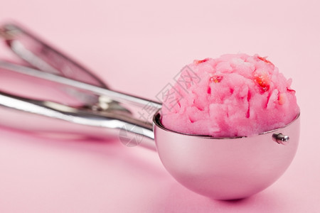 甜的舀草莓冰淇淋在芯里的照片清爽图片