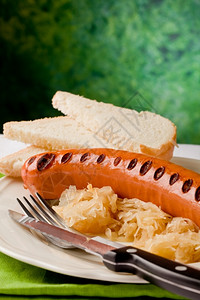 香肠快速地燃烧热狗和酸奶面包的美味烤热狗图片