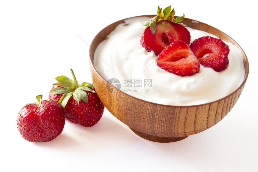 棕色的甜草莓酸奶在木碗中用无背景营养图片