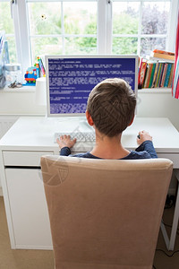学习男生电脑卧室书写计算机代码中的青少年男孩图片
