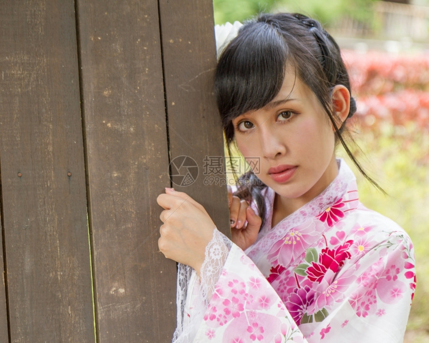 女传统的亚洲人在日本式花园里和服的亚洲女人图片