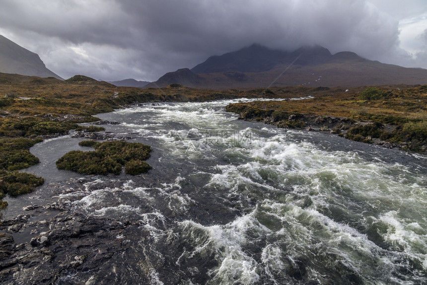 苏格兰西北部内希布里底斯堪的凯岛雪林山上一条快速流动的河荒野苏格兰人赫布里底群岛图片