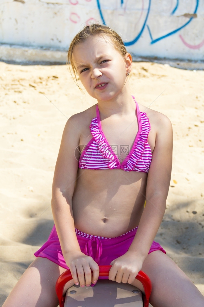在海滩上玩耍的小女孩图片