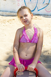 在海滩上玩耍的小女孩背景图片