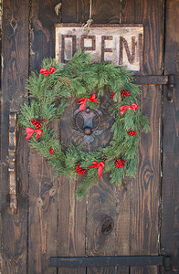 圣诞节花环挂在门上圈环木制的图片