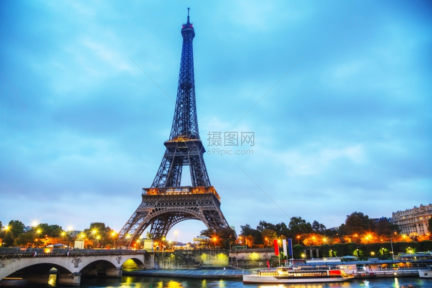 建筑学欧洲巴黎市风景与埃菲尔塔在早晨法国图片
