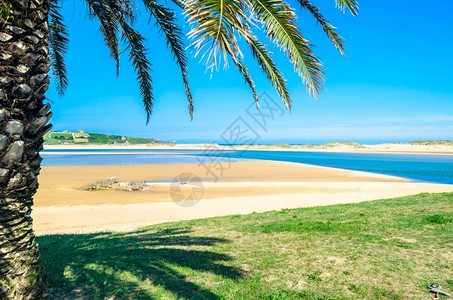 水旅行北方西班牙部坎塔布里亚市Mogro村Usil海滩景象图片