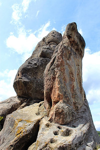 旅游山白云背景上的大石头岩画报背景图片