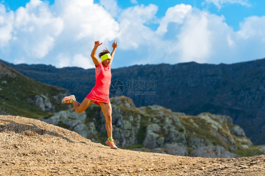 女孩天上跑者下山必有决心肌肉技术的训练图片