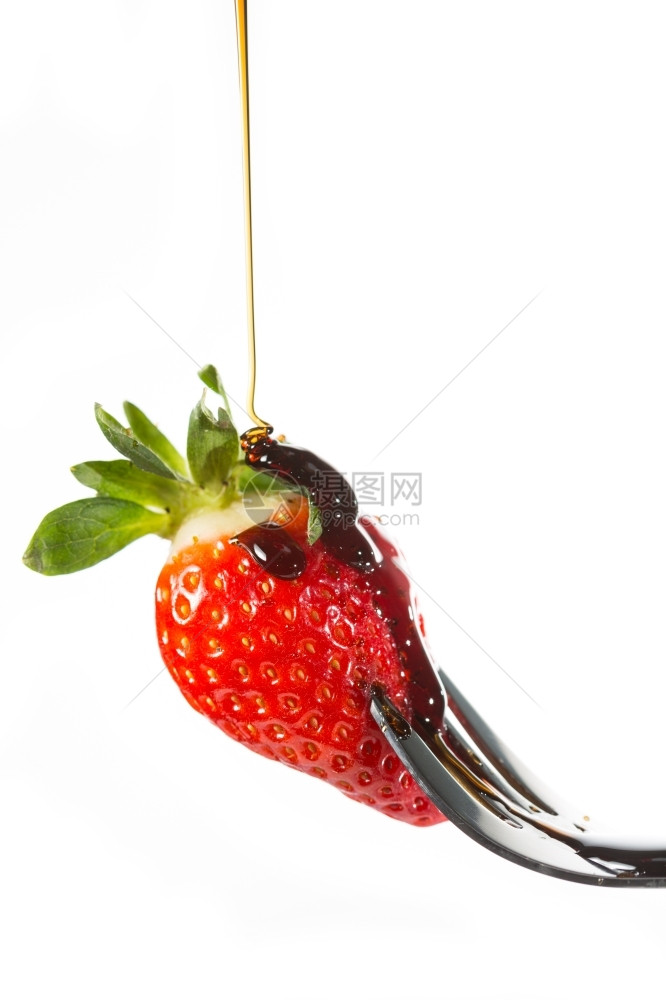 在叉口上加焦糖浆的草莓红色小吃新鲜图片