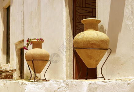 乡村古代浅色石墙上的两个粘土双耳瓶陶瓷图片