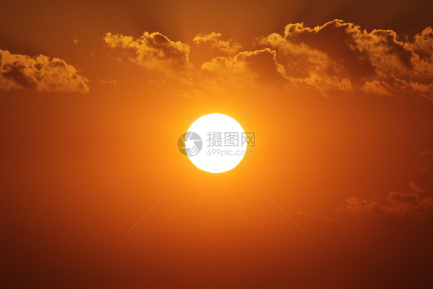 黄色的日落图像背景天空上的大亮太阳光图片