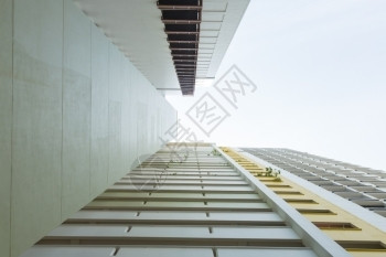 办公室寻找摩天大楼有多层和房间的空格住建筑学图片