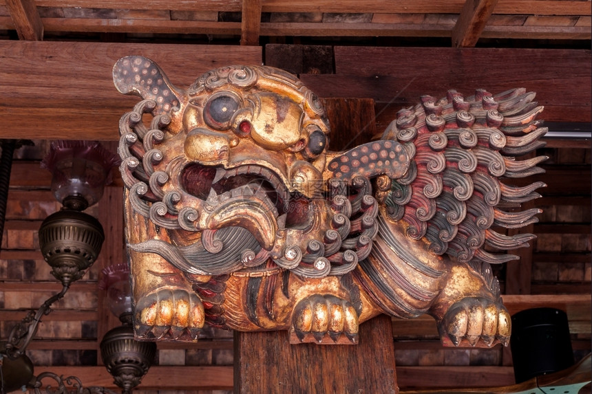 雕刻木狮用柱杆钉着力量金子文化图片