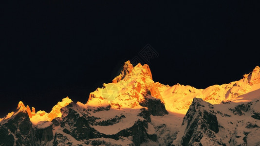 田园诗般的瑞士阿尔卑斯山的雪由日落晒成色太阳雄伟图片