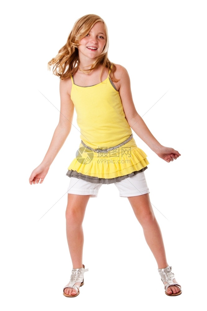 美丽可爱的金发美女穿着黄色分层衬衫穿白短裤和腰带脱落美丽的跳舞孩子图片