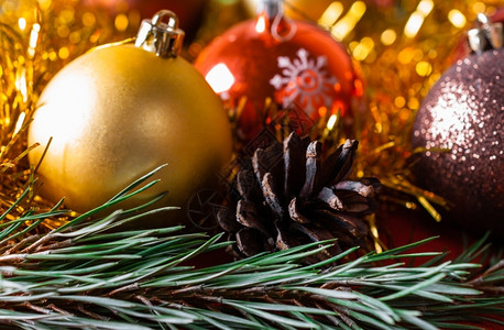 节日传统圣诞舞会和树枝的节背景斯普鲁树枝和圣诞球喜庆会背景冷杉图片