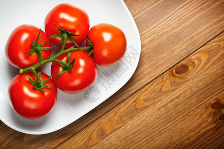木制桌上的红番茄带有复制空间的顶视图桌子碗素食主义者图片