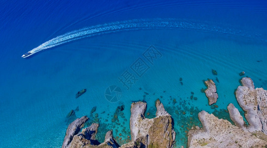 天空夏景观在海岸附近美丽的洋中快艇空观察假期的概念背景图片