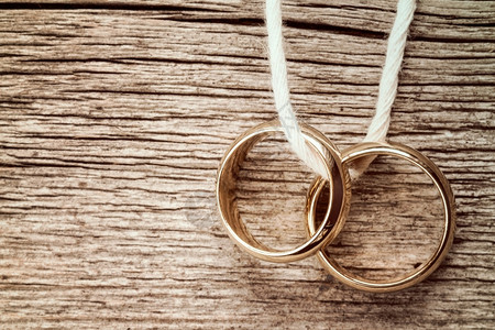 挂在绳子上的结婚戒指图片
