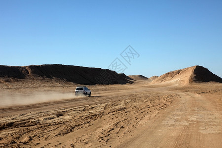 孤独旅游沙漠中的汽车路图片
