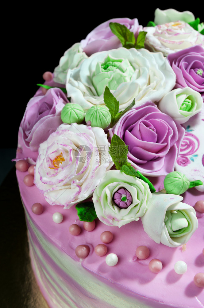 可口饼干蛋糕夹着马斯卡蓬奶油莓和深色花朵生日甜点图片