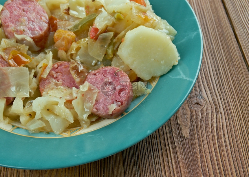 小牛肉慕尼黑啤酒节炖香肠和土豆典型的德国巴伐利亚产品小吃晚餐图片