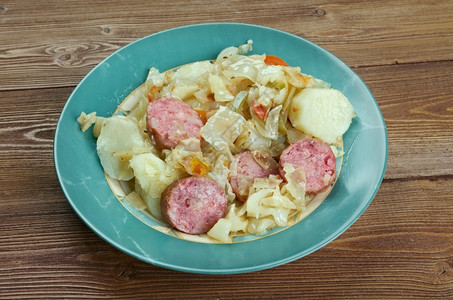 食物午餐慕尼黑啤酒节炖香肠和土豆典型的德国巴伐利亚产品卷心菜图片