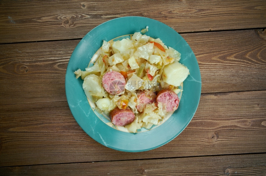 蔬菜慕尼黑啤酒节炖香肠和土豆典型的德国巴伐利亚产品健康小牛肉图片