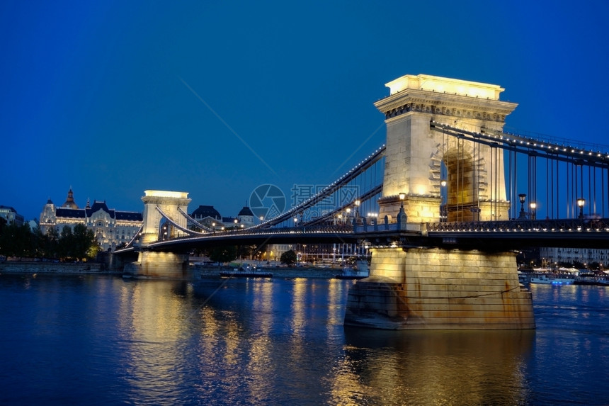 匈牙利布达佩斯SzAchenyyi连锁桥塔发光的目地图片