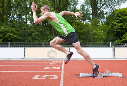 男运动员起跑姿势图片
