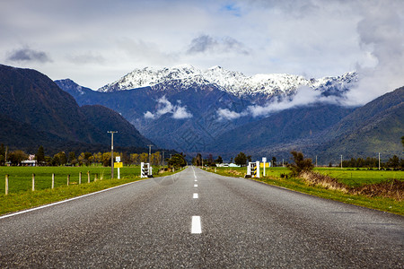 白雪皑风景新西兰南地海岸的Hokitika镇美丽的道路场景图片