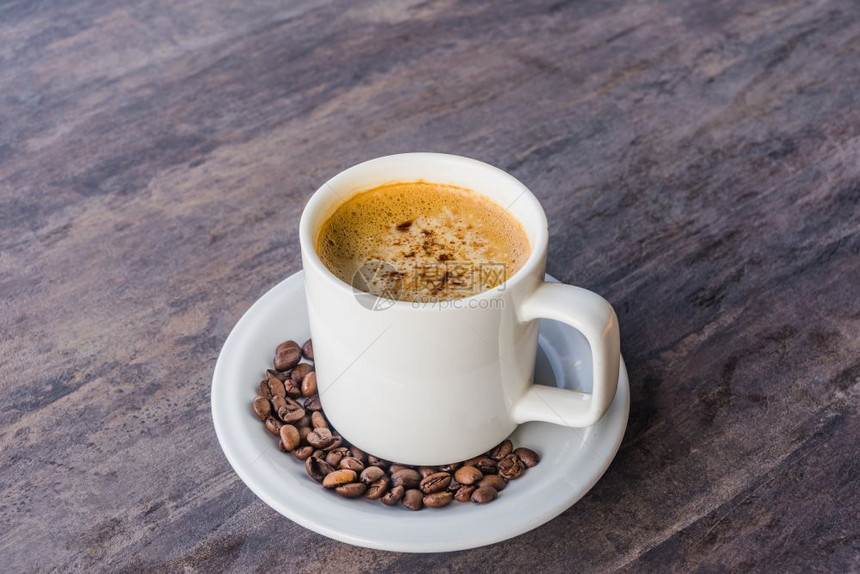 牛奶卡布奇诺咖啡白杯放在灰色的木桌上带复制空间一种棕色的图片
