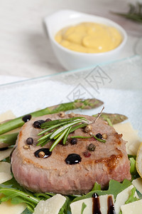 帕尔马干酪屠夫晚餐配有青菜面粉和羊排的牛肉图片