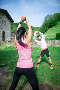 男人个教练员让女参加户外运动锻练饮食炼图片