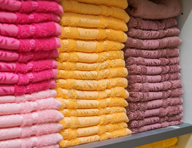 织物柔软的商店架子上毛巾堆叠图片