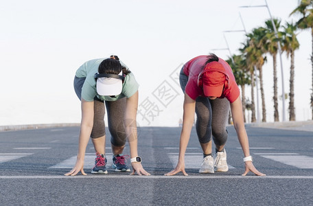 妇女准备在一条路上逃跑运动员图片