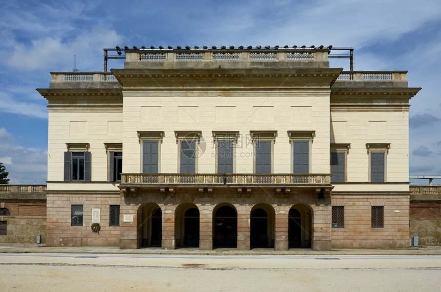 米兰市中心历史古迹建筑树帕拉齐纳官方的图片