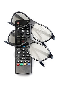 观看个人的两对3D眼镜和遥控电视白色背景的孤立式电视高清图片