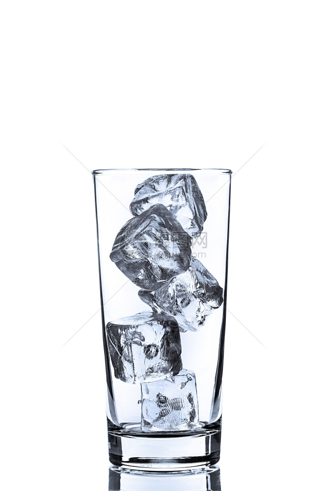 透明杯子里的冰块图片