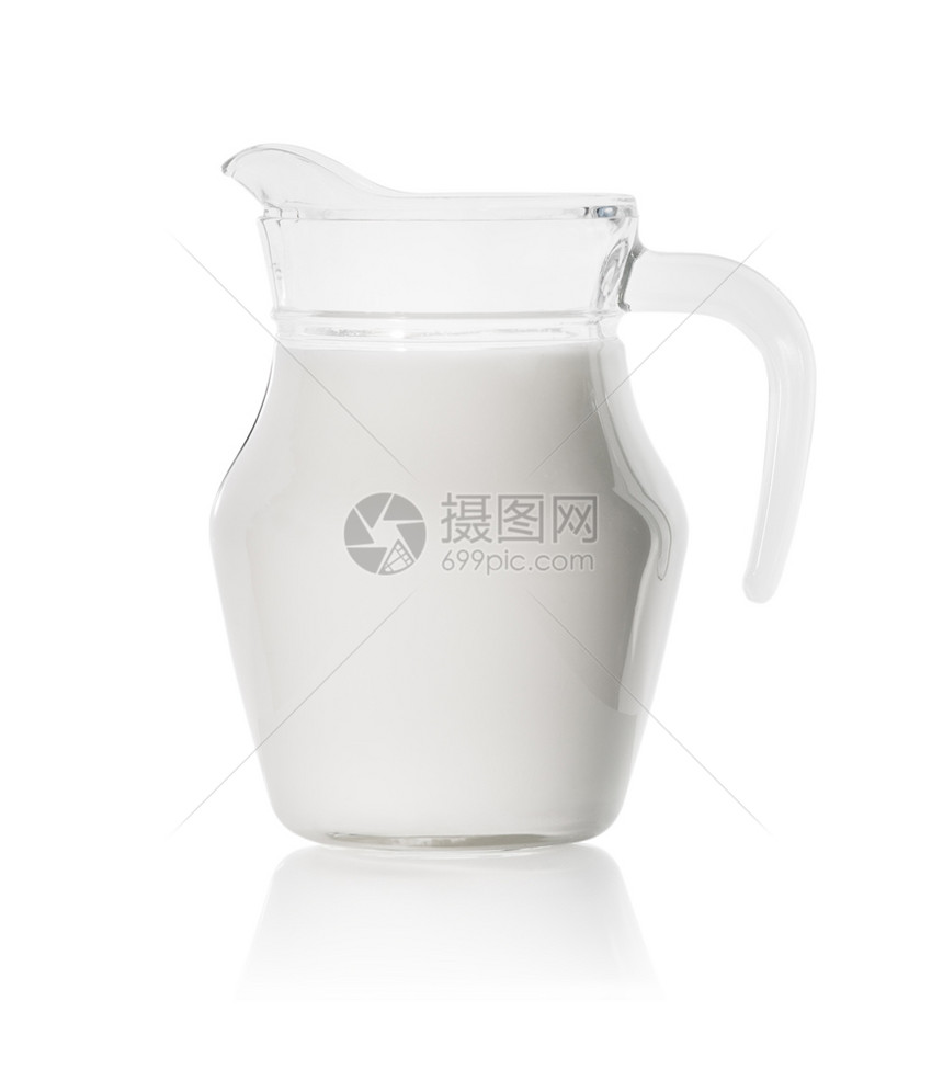 乳白色饮料玻璃除尘器在白色背景上隔绝新鲜牛奶玻璃除尘器在清牛奶中隔绝液体图片
