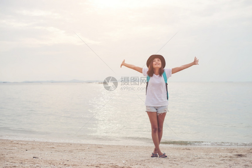 快乐年轻女子在海边度假图片