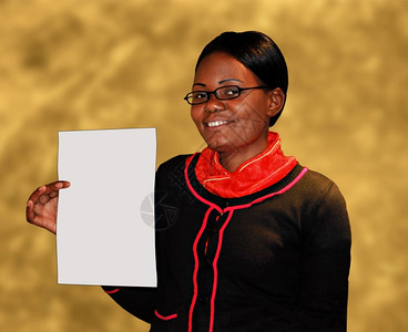 聪明的金自己微笑非洲女士持有文件页面或反对黄金背景证明书GoldFrica图片