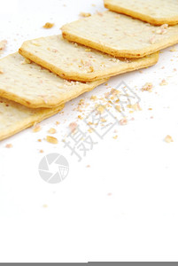 可口白色背景上孤立的长方形奶酪饼干脆的图片