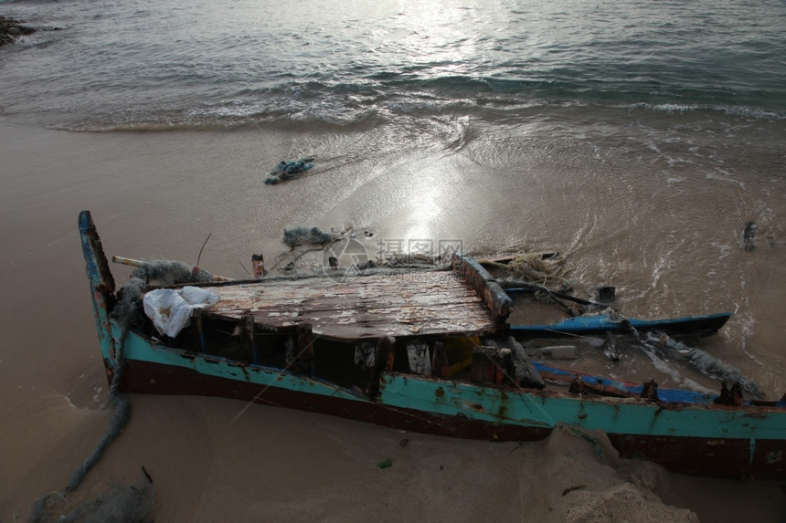 海滩上被损坏的船旅行夏天地中海图片