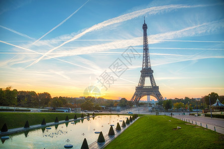 喷泉日出时法国巴黎埃菲尔塔的城景发光地标图片