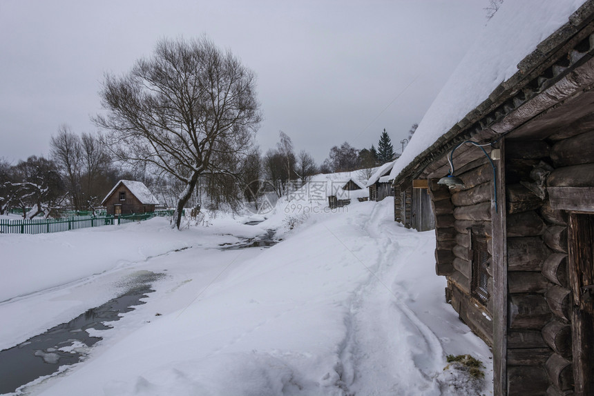 在俄罗斯Vyatskoe村的冬季日在一条小河岸上站立于一条小河边种雅罗斯拉夫尔村庄图片