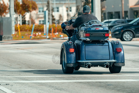强大的加速三轮摩托车的后视镜Name户外轮式背景图片