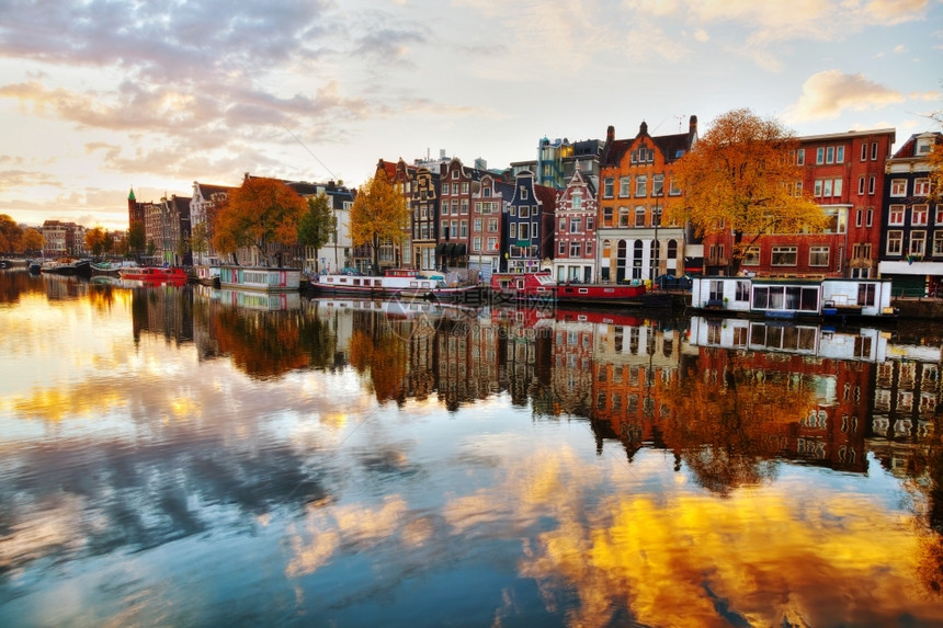 地标街道阿姆斯特丹市风景与阿姆斯特丹河水图片